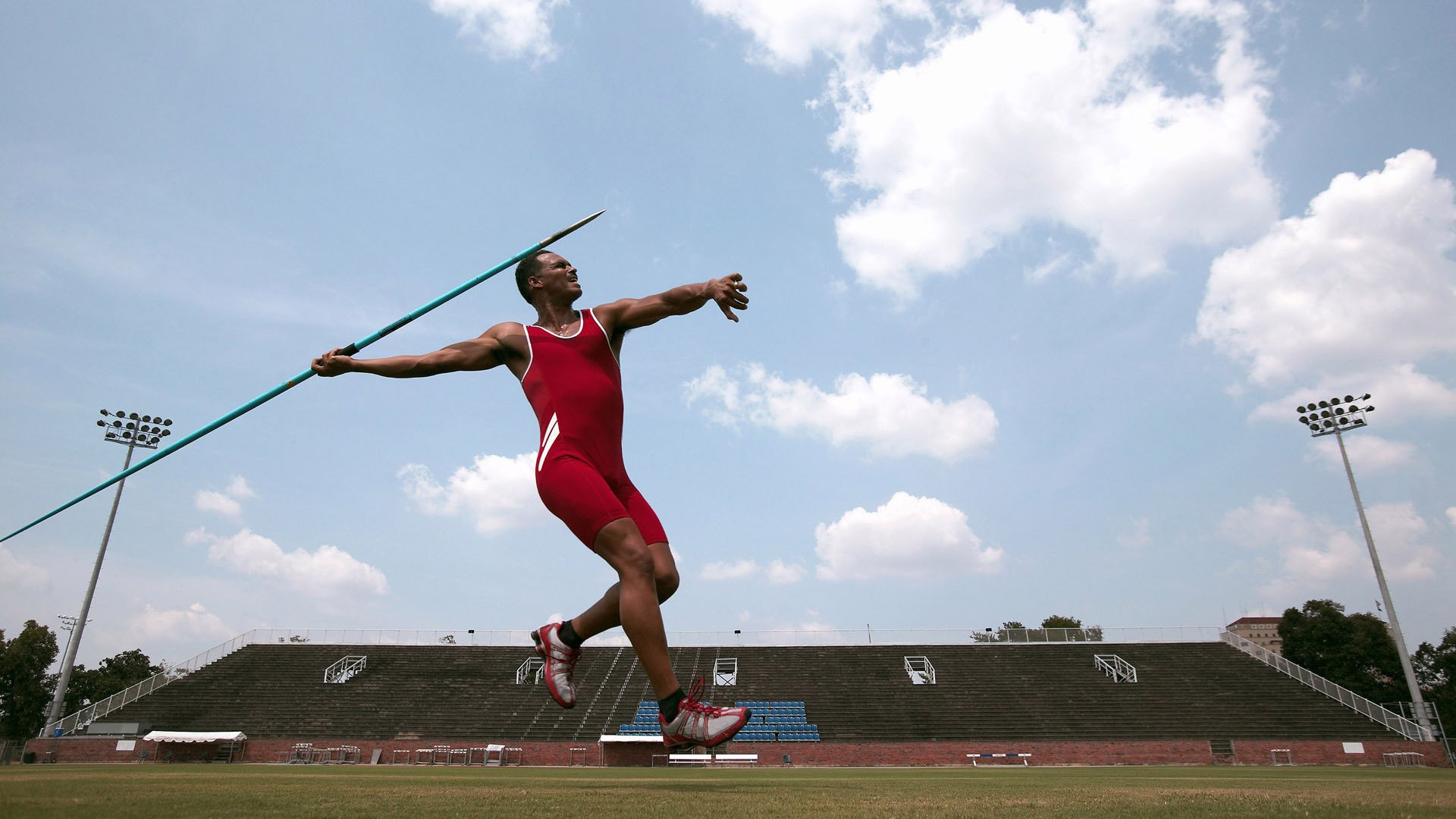广场舞比赛吸引大量观众参与，广场舞比赛吸引大量观众参与怎么形容